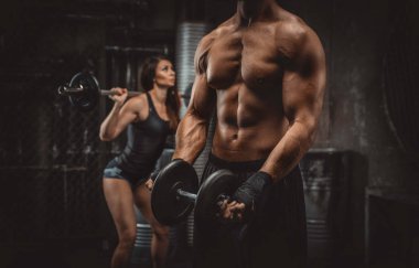Gençler grungy spor salonunda fonksiyonel eğitim yapma