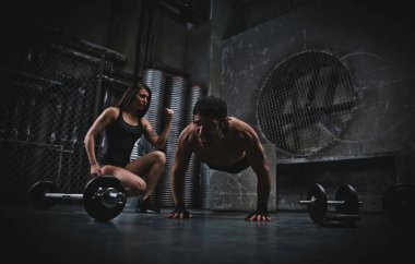 Gençler grungy spor salonunda fonksiyonel eğitim yapma