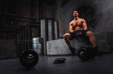 Gençler grungy spor salonunda fonksiyonel eğitim yapma