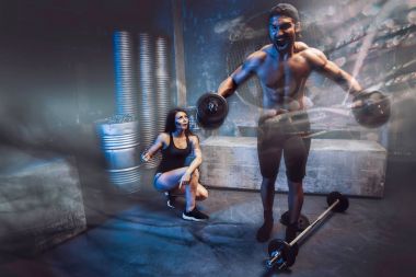 Gençler grungy spor salonunda fonksiyonel eğitim yapma