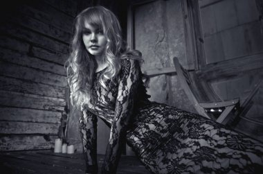 Güzel kadın evinde poz