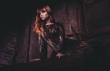 Güzel kadın evinde poz