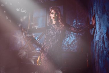 Güzel kadın evinde poz