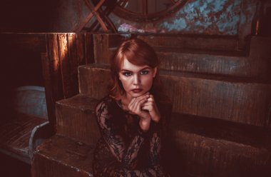 Güzel kadın evinde poz