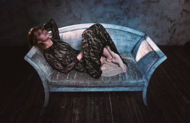 Güzel kadın evinde poz