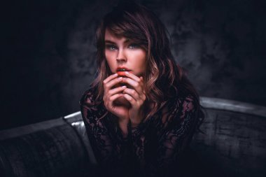 Güzel kadın evinde poz