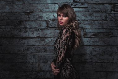 Güzel kadın evinde poz