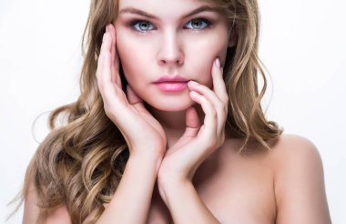 Güzel kadın evinde poz