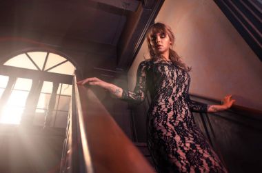 Güzel kadın evinde poz