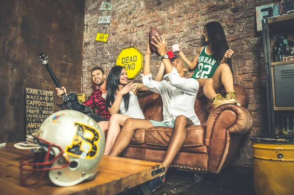 arkadaşlar evde takılmak