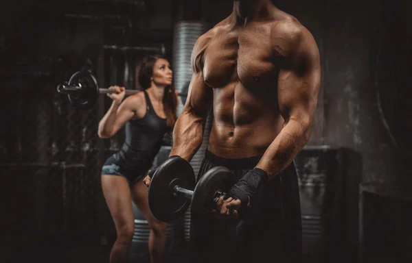 Unga människor att göra funktionell träning i grungy gymmet — Stockfoto