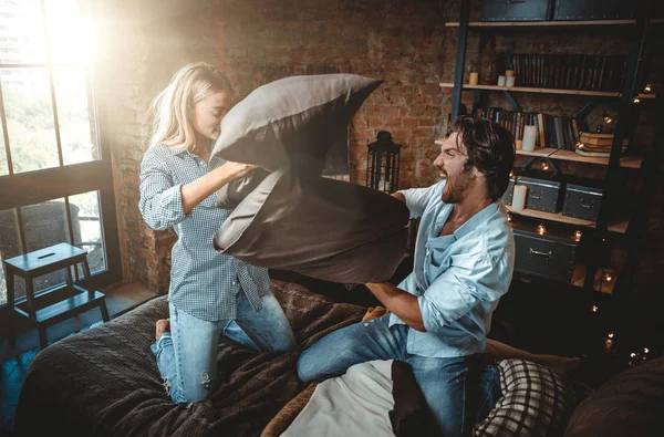 Un paio di momenti in camera da letto. Casa di vita domestica — Foto Stock