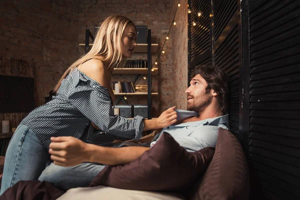 Paar Augenblicke im Schlafzimmer. Hausleben — Stockfoto