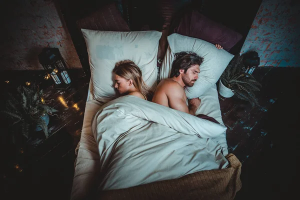 Paar momenten in de slaapkamer. Huiselijk leven thuis — Stockfoto