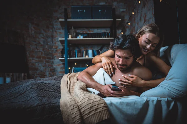 寝室でカップルの瞬間。家庭生活ホーム — ストック写真