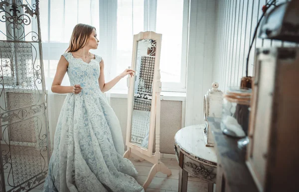 Hermosa mujer con vestido de novia de lujo hacer los preparativos para t —  Fotos de Stock