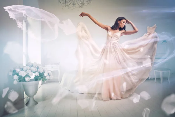 Schöne Frau mit schickem Hochzeitskleid machen Vorbereitungen für t — Stockfoto
