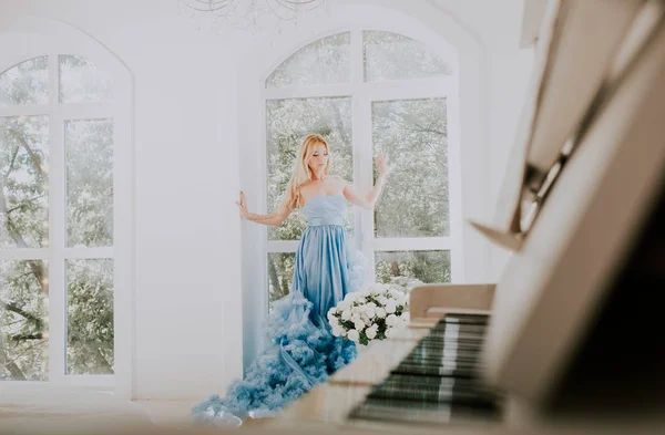 Schöne Frau mit schickem Hochzeitskleid machen Vorbereitungen für t — Stockfoto