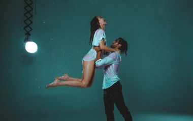 Çift yağmur altında