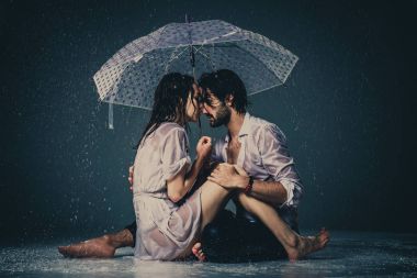 Çift yağmur altında