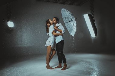 Çift yağmur altında