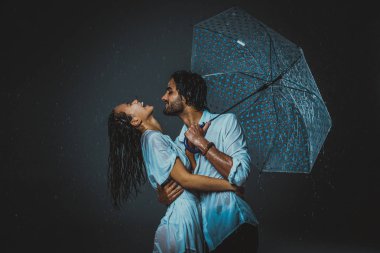 Çift yağmur altında