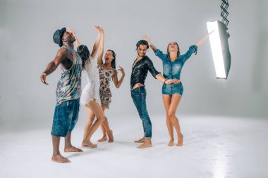 Arkadaşlar yağmur altında