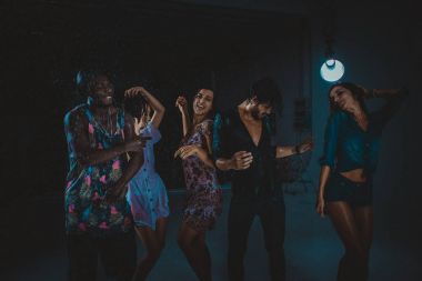 Arkadaşlar yağmur altında