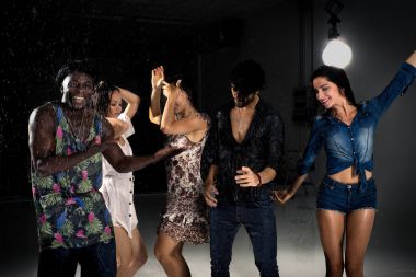 Arkadaşlar yağmur altında