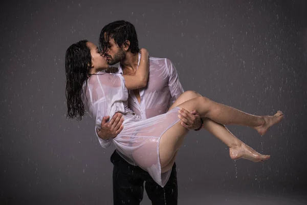 Paar im Regen — Stockfoto