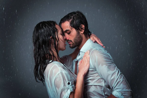 Casal sob a chuva — Fotografia de Stock