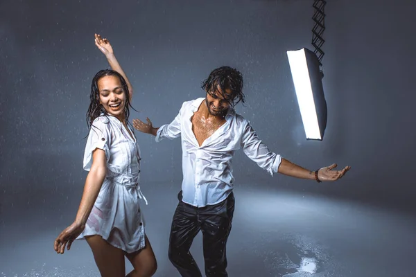 Çift yağmur altında