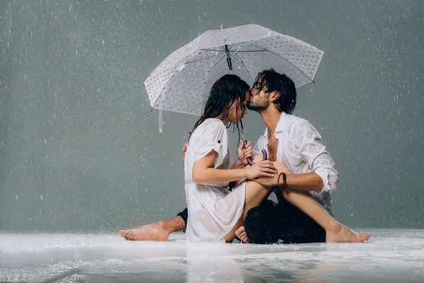 Casal sob a chuva — Fotografia de Stock