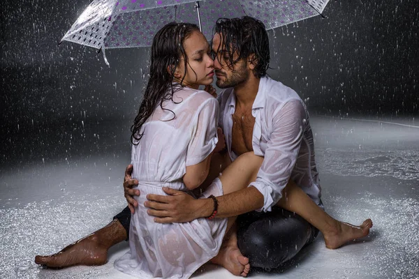 Casal sob a chuva — Fotografia de Stock