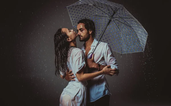 Casal sob a chuva — Fotografia de Stock