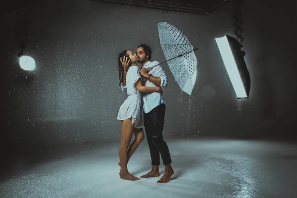 Çift yağmur altında