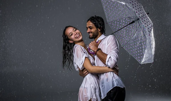 Paar onder de regen — Stockfoto