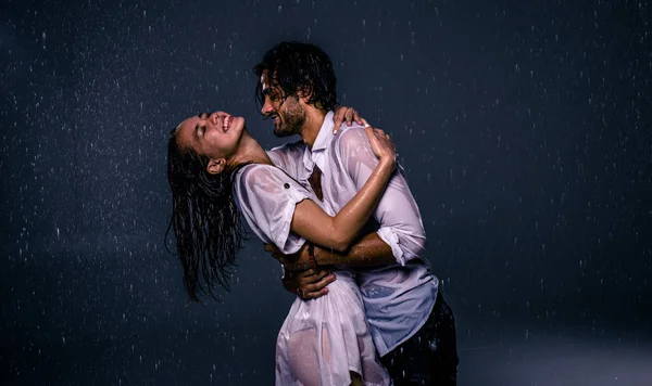 Pareja bajo la lluvia —  Fotos de Stock