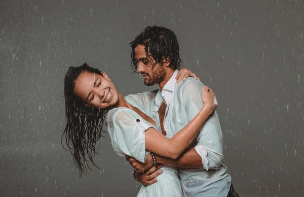 Çift yağmur altında