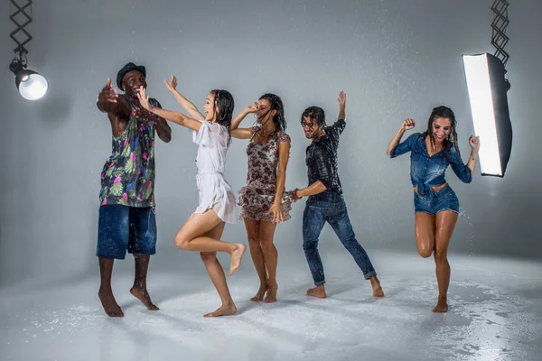 Amigos sob a chuva — Fotografia de Stock