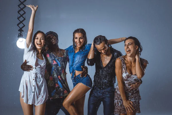 Arkadaşlar yağmur altında