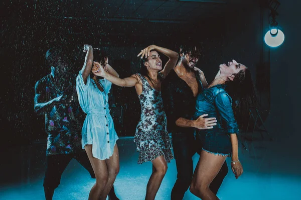 Arkadaşlar yağmur altında