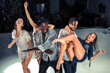 Arkadaşlar yağmur altında