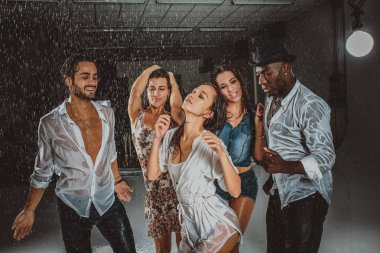 Arkadaşlar yağmur altında