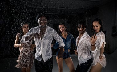 Arkadaşlar yağmur altında