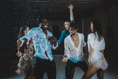 Arkadaşlar yağmur altında