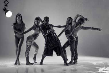 Dansçılar yağmur altında