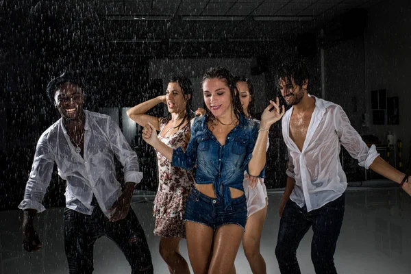 Arkadaşlar yağmur altında