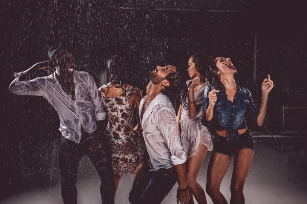 Arkadaşlar yağmur altında