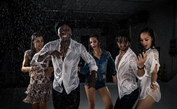 Arkadaşlar yağmur altında